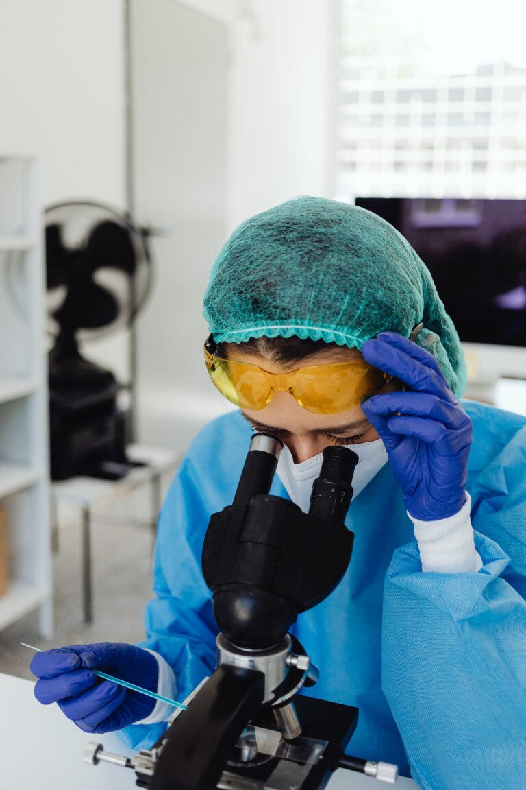 生育实验室技术人员在显微镜下观察捐献的卵子