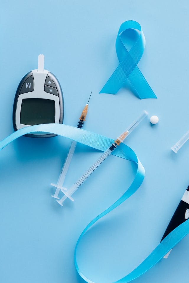 胰岛素注射器和糖尿病血糖监测仪的照片
