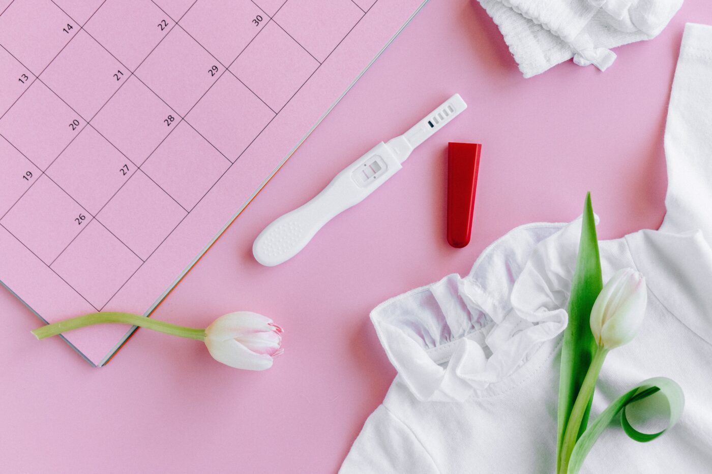 日历和妊娠测试的照片