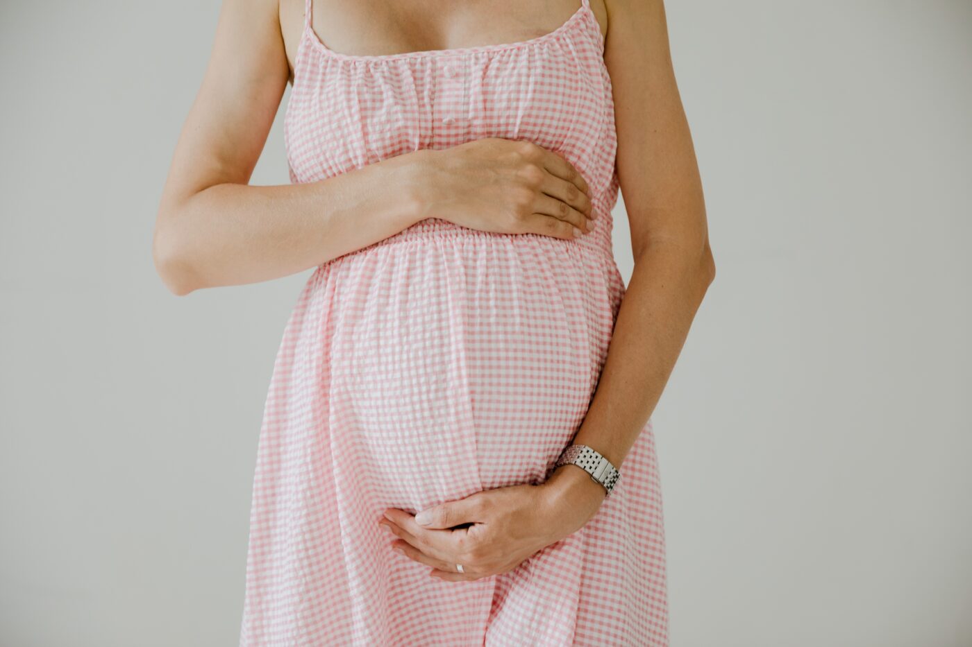 一位女性A卵B怀妈妈抱着怀孕肚子的照片